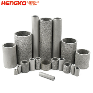 如果您對(duì)燒結(jié)不銹鋼濾管筒有任何疑問，您會(huì)在這里找到答案。  一、什么是燒結(jié)不銹鋼濾管筒？    是通過加熱或加壓的燒結(jié)工藝制成的特殊金屬管。根據(jù)您需要的金屬類型，可以選擇燒結(jié)不銹鋼金屬管、燒結(jié)銅金屬管或燒結(jié)青銅金屬管。  二、燒結(jié)金屬管有哪些用途？ 1.食品和飲料行業(yè)：防止食物營(yíng)養(yǎng)成分被沖走，還可以過濾掉污染物。 2.水力發(fā)電廠為您工廠的渦輪機(jī)提供動(dòng)力。保持電力循環(huán)生產(chǎn)。 3.天然氣生產(chǎn)廠可以捕獲氣體中的小污染物。 4.化學(xué)加工工業(yè)過濾掉有害污染物，提高化學(xué)產(chǎn)品的效率。 5.石油工業(yè)消除污染物來提高石油產(chǎn)品的純度。 6.醫(yī)藥行業(yè)去除藥品中的污染物，并提高藥用價(jià)值     三、燒結(jié)金屬管的優(yōu)點(diǎn)是什么？ 1.材料堅(jiān)固形狀靈活    2.良好的滲透性     3.多種孔隙分布 4.性能穩(wěn)定可以應(yīng)對(duì)來自各種流體的高壓而不會(huì)變形。  5.機(jī)械強(qiáng)度高可以在高溫高壓等極其惡劣的環(huán)境中使用。 6.可以調(diào)整孔的大小    7.耐腐蝕和熱沖擊   8.設(shè)備易于清潔，無需長(zhǎng)時(shí)間關(guān)機(jī)。  四、選擇燒結(jié)金屬管時(shí)要注意以下幾點(diǎn)：  優(yōu)質(zhì)材料、溫度范圍、微米變化、耐腐蝕、納污能力、機(jī)械強(qiáng)度 需要的高強(qiáng)度（恒歌316不銹鋼濾管正反向流動(dòng)中提供相同的強(qiáng)度）      燒結(jié)金屬管的工作原理  五、什么材料可以制造燒結(jié)金屬管？ 1.燒結(jié)不銹鋼：高機(jī)械強(qiáng)度耐腐蝕，在高壓高溫中高效運(yùn)行不會(huì)損壞；  2.銅粉末燒結(jié)管屬不銹鋼替代品，耐腐蝕且經(jīng)濟(jì)實(shí)惠，但耐溫和強(qiáng)度較差；  3.鎳合金，適用于極端工作條件的燒結(jié)金屬管。     注：燒結(jié)、固化、退火有以下幾個(gè)方面的比較：  1.燒結(jié)：這是一種熱處理方法，會(huì)使粉末狀物質(zhì)形成整體材料，利用粉末中單個(gè)粒子之間發(fā)生的擴(kuò)散?？梢怨虘B(tài)和液態(tài)下發(fā)生。     金屬粉末  2.養(yǎng)護(hù)：是用來加速化學(xué)反應(yīng)的技術(shù)，適用于高分子及高分子材料復(fù)合。當(dāng)熱固性聚合物在室溫下無法在合理時(shí)間內(nèi)固化時(shí)，您將使用固化爐應(yīng)用高溫來實(shí)現(xiàn)固化過程。  （例如，當(dāng)您將預(yù)浸碳纖維覆蓋在模具上時(shí)可以固化它，使它保持模具的形狀，單體會(huì)在固化溫度下迅速反應(yīng)，從而形成熱固性聚合物，使預(yù)浸墊物質(zhì)變硬。）  3.退火：是一種熱處理技術(shù)，用于使用非常高的溫度來減輕物質(zhì)的應(yīng)力，降低處理物質(zhì)中原子間鍵內(nèi)的內(nèi)應(yīng)力和整體彈性能。此外，它是指金屬熱處理、高性能聚合物和陶瓷玻璃的術(shù)語(yǔ)。  （例如，您可以將冷軋鋼坯退火，制成另一種產(chǎn)品，當(dāng)內(nèi)部應(yīng)力不推薦時(shí)，例如在進(jìn)行機(jī)加工之前，您可使用此過程，機(jī)械加工通過去除材料來改變內(nèi)應(yīng)力的分布。     六、有哪些類型的燒結(jié)金屬管： 1.燒結(jié)多孔金屬管金屬管上的孔有助于過濾過程，運(yùn)營(yíng)成本低，但由于表面積小效率較低。     2.褶皺燒結(jié)金屬管表面積大于多孔金屬管，過濾效率高，但成本也高。     七、能清洗燒結(jié)金屬管嗎？ 建議定期清潔設(shè)備上累積的污染物提高效率，確保其經(jīng)久耐用并發(fā)揮最佳性能，延長(zhǎng)使用壽命。  在 Hengko我們將幫助您獲得合適的燒結(jié)不銹鋼濾管筒以滿足獨(dú)特的應(yīng)用要求。您有任何疑問，請(qǐng)隨時(shí)聯(lián)系我們的團(tuán)隊(duì)。m.njht-shipyard.com